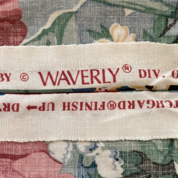 VINTAGE | Cottage Core Waverly “Carolina Rose” Cotton fabric Tablecloth - Picture 6 of 7